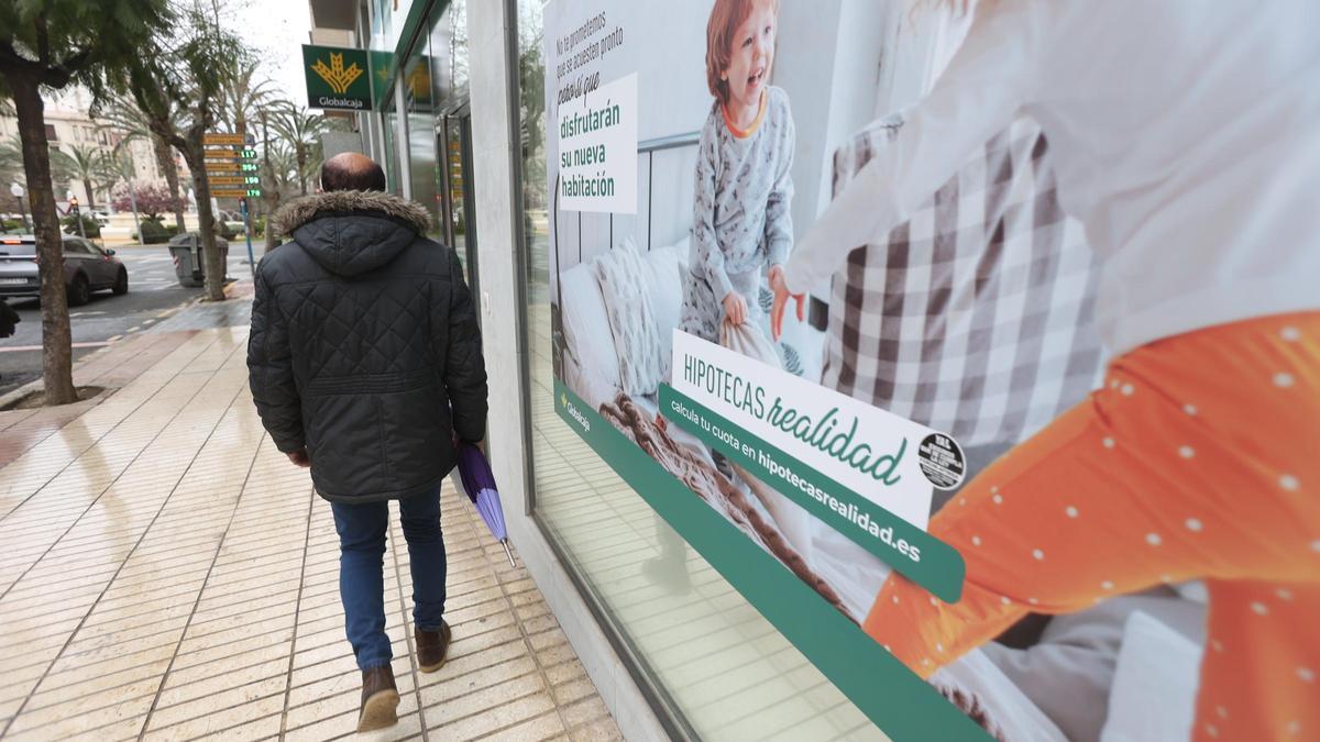 Anuncio de una hipoteca en la cristalera de una entidad bancaria de Alicante.