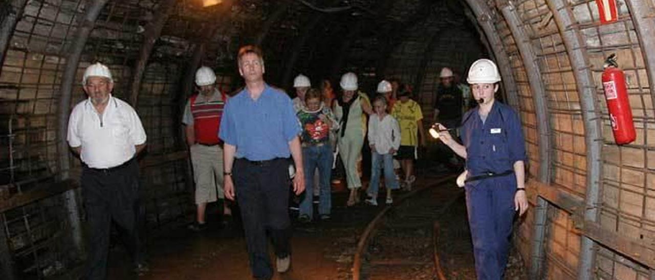 Visitantes en la mina imagen del Museo de la Minería.