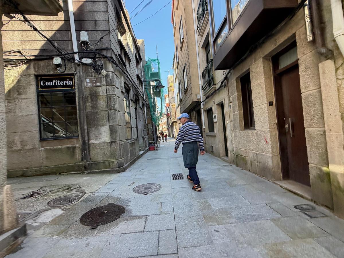 Andamios que provocan un "embudo" en la Rúa do Sol.