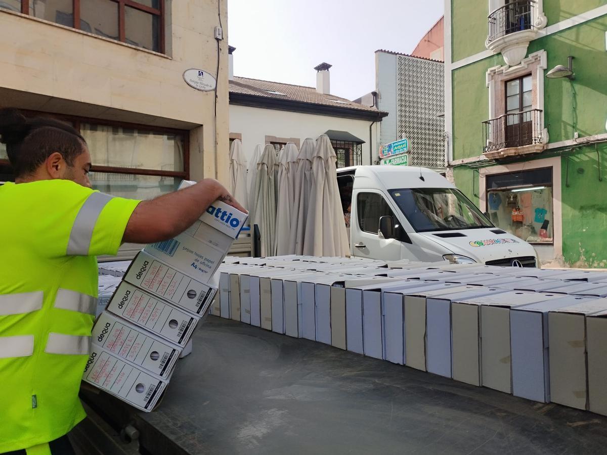 El traslado del Archivo Municipal de Grado, en imágenes.