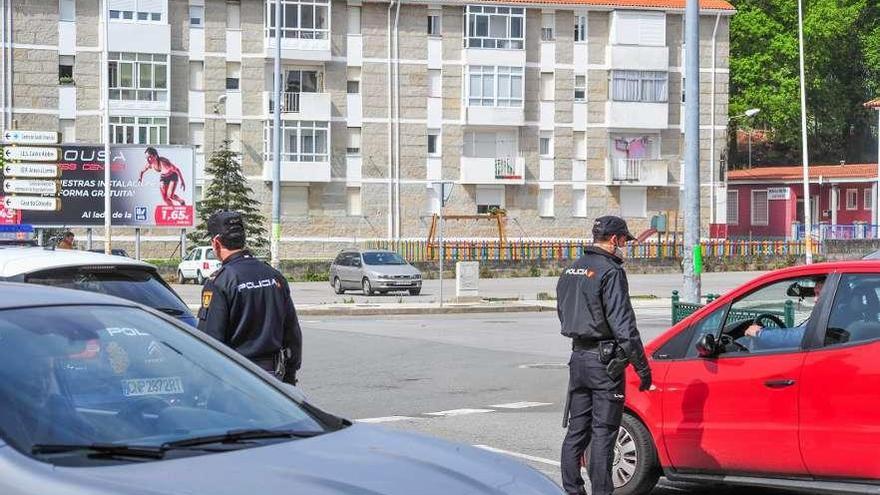 Agentes de la Policía Nacional de Vilagarcía durante un control. // Iñaki Abella