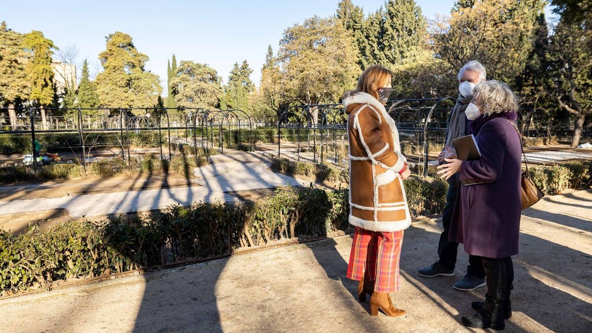 La concejala de Servicios Públicos, Natalia Chueca, durante la presentación del proyecto en el Parque Grande de Zaragoza.