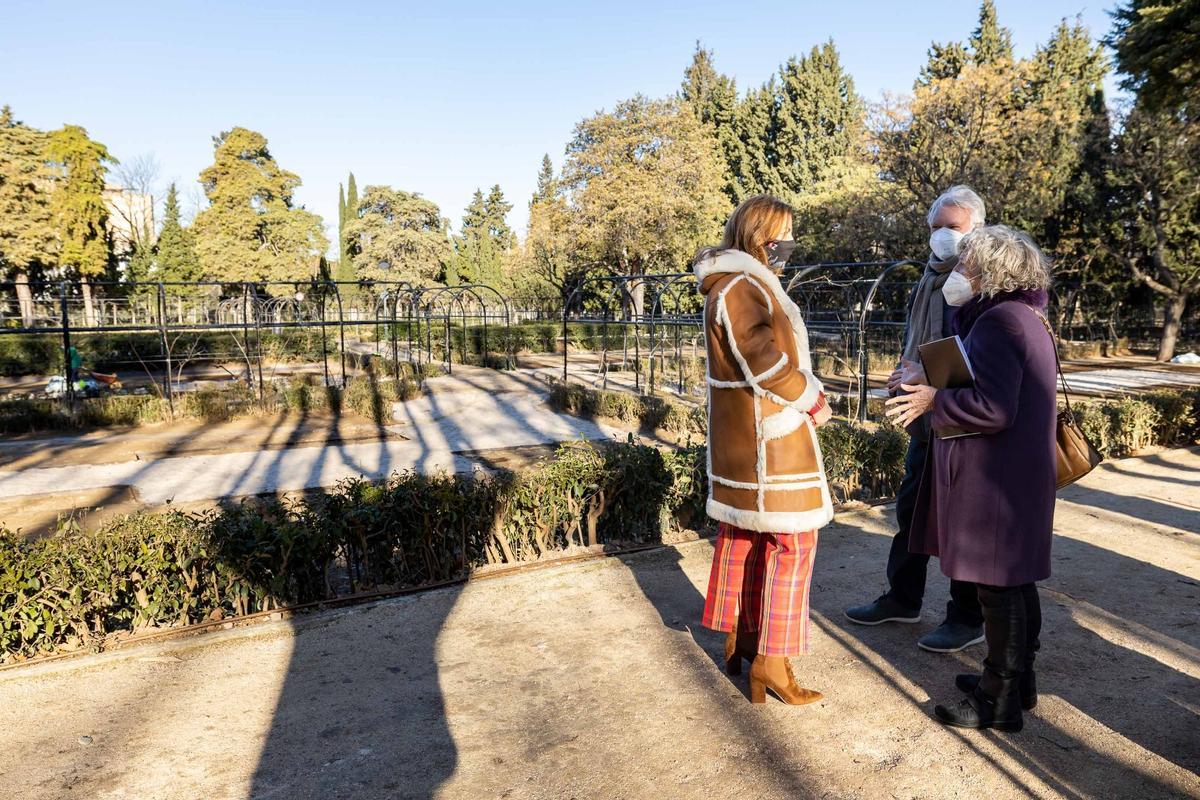 La concejala de Servicios Públicos, Natalia Chueca, durante la presentación del proyecto en el Parque Grande de Zaragoza.