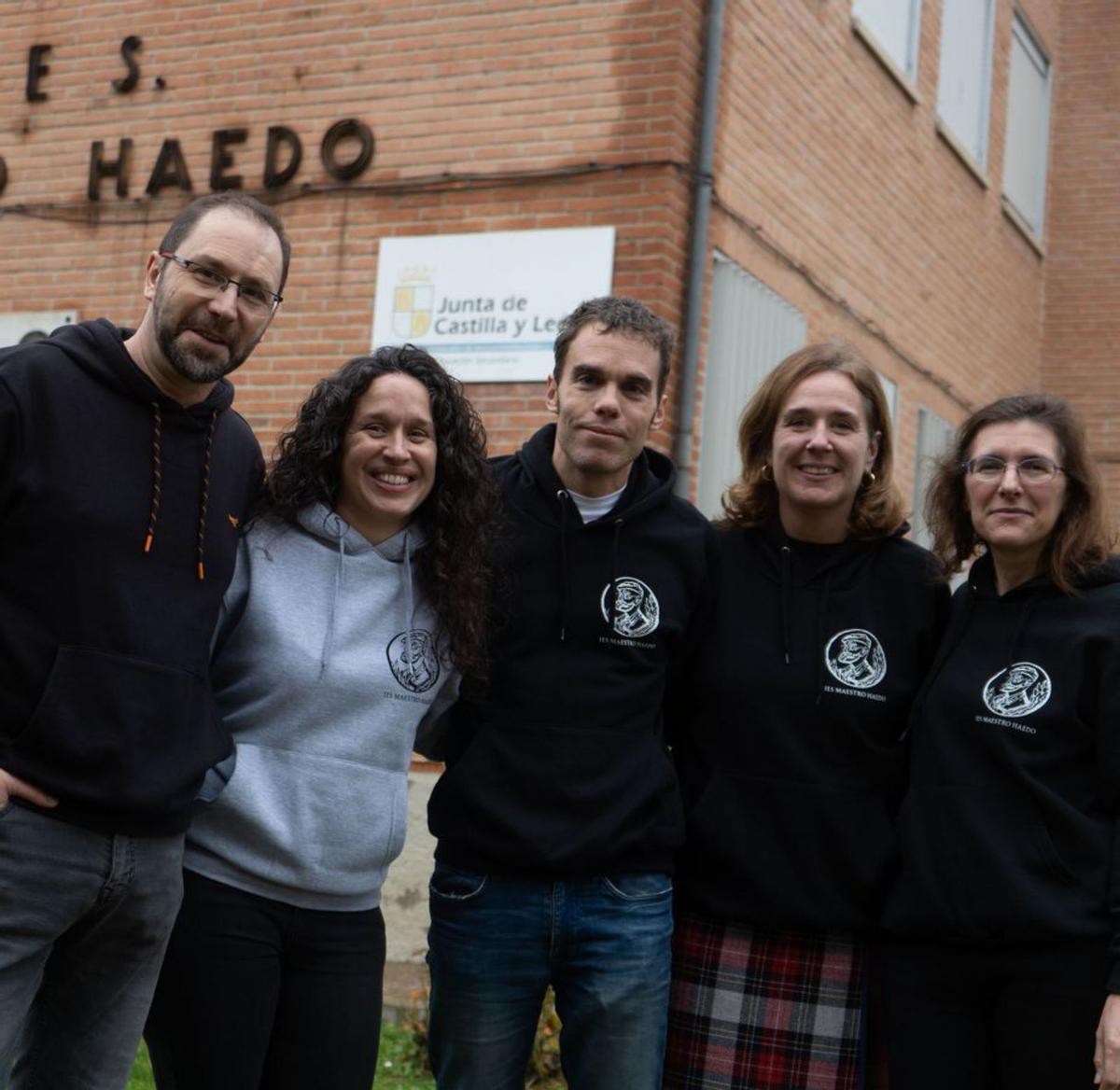Ángel Cerdera, Blanca Herrero, Hernán Rodríguez, Marta García y Rocío Mulas, miembros del equipo directivo del IES Maestro Haedo. | J. L. F.