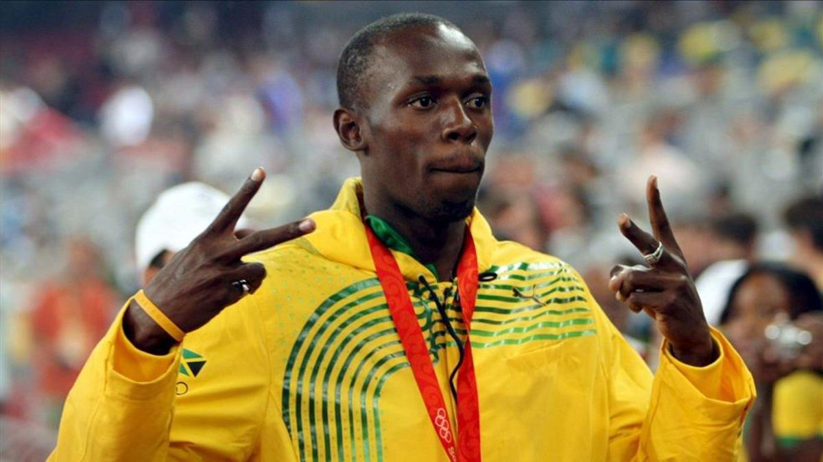 Bolt con su medalla de oro en la final de los 200 metros en Pekín 2008