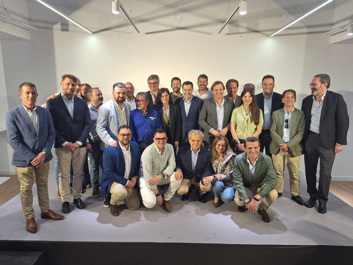 Juanma Moreno, con alcaldes, cargos públicos y candidatos a las elecciones del 17M en Andalucía, tras el acto en Puente Genil.