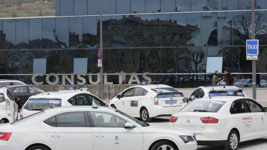 Taxis junto al Hospital Universitario Central de Asturias.