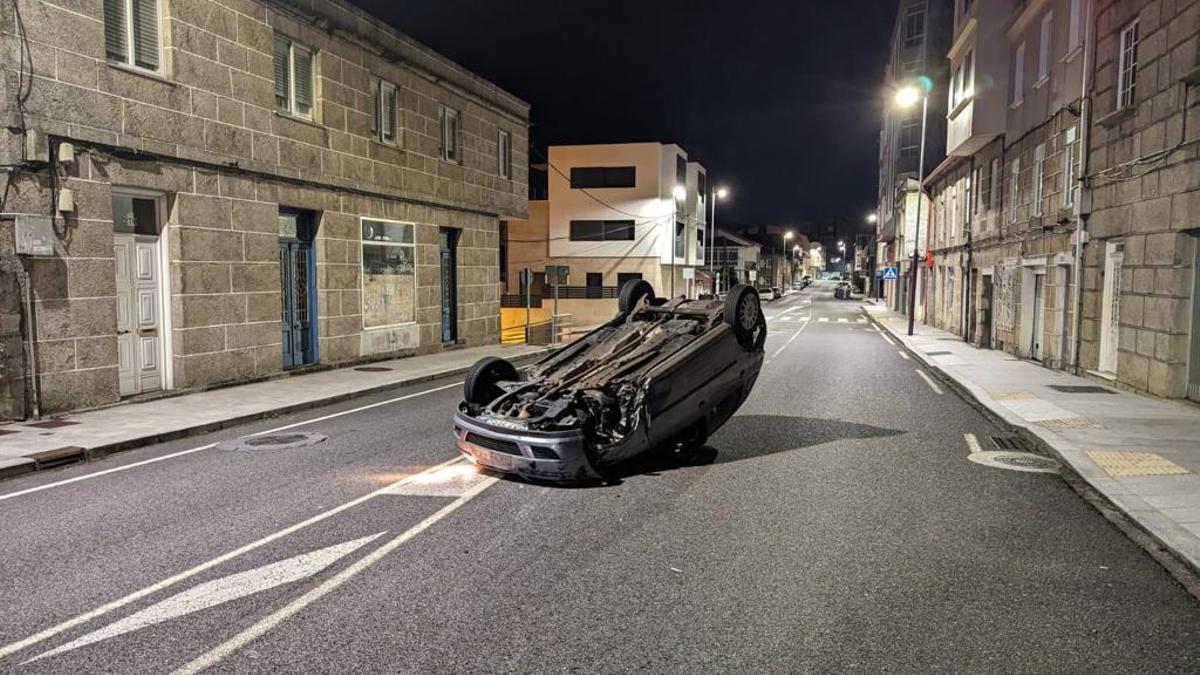 El vehículo protagonista, volcado sobre la calzada