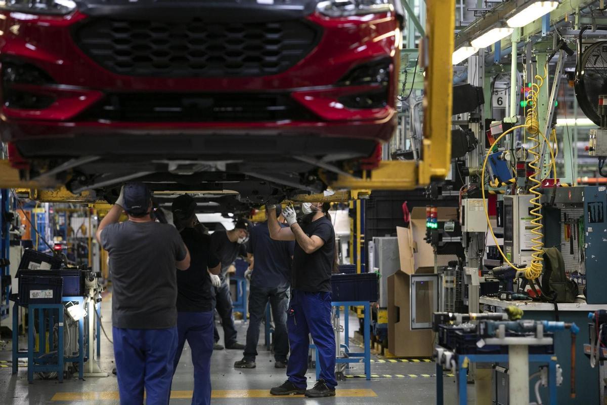 Trabajadores de Ford, en la planta de Almussafes, en una imagen de archivo.