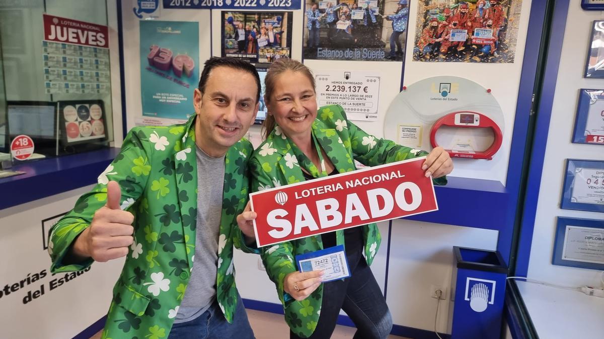 Julio y Rosa Acebal con el número premiado en su administración de la calle Jovellanos.