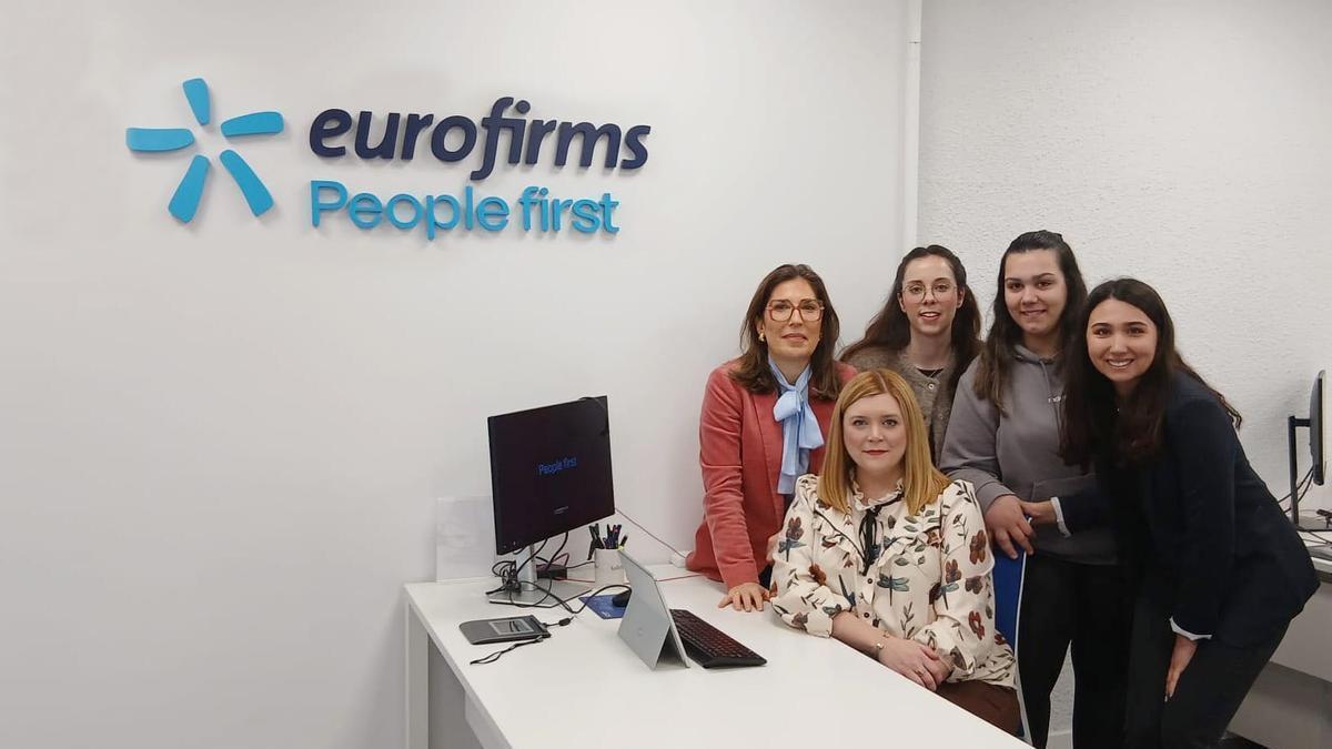 A la izquierda, Noelia Lardiés, Regional Leader en Aragón, y el equipo de la oficina de La Alumnia de Doña Godina.