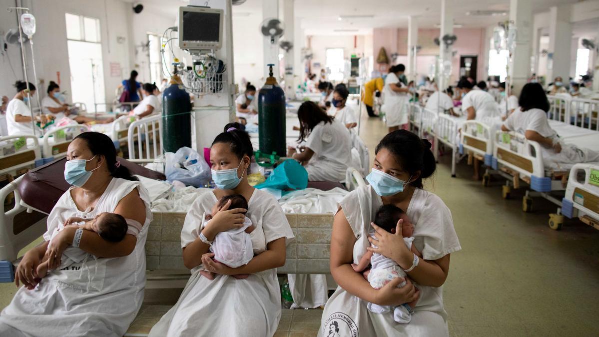 Madres y recién nacidos se amontonan en la sala de maternidad más concurrida de Filipinas en medio del brote de COVID-19 Las madres que llevan a sus bebés recién nacidos hacen cola para un chequeo dentro de la sala de maternidad del Dr. Jose Fabella Memorial Hospital, administrado por el gobierno, en medio del brote de la enfermedad por coronavirus (COVID-19), en Manila, Filipinas, el 18 de septiembre de 2020. REUTERS/ Eloisa López