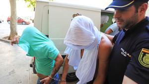 GRAF2152 PALMA DE MALLORCA (Islas Baleares), 4/8/2018.- El exciclista alemán Jan Ullrich, de 44 años,c, a su llegada a los juzgados tras ser arrestado en los calabozos de la Jefatura Superior de la Policía de Palma después de ser acusado de allanamiento de domicilio y amenazas al actor y director de cine Til Schweiger.Ullrich fue detenido ayer por la tarde, sobre las seis, por agentes de la Policía Nacional tras saltar la valla de la casa del actor y presuntamente amenazarle, según han informado a Efe fuentes de la Policía Nacional.EFE/Lliteres