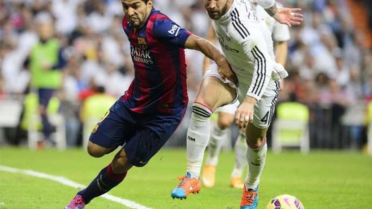 Luis Suárez y Sergio Ramos en una acción del clásico del Santiago Bernabéu de la Liga BBVA 2014-15