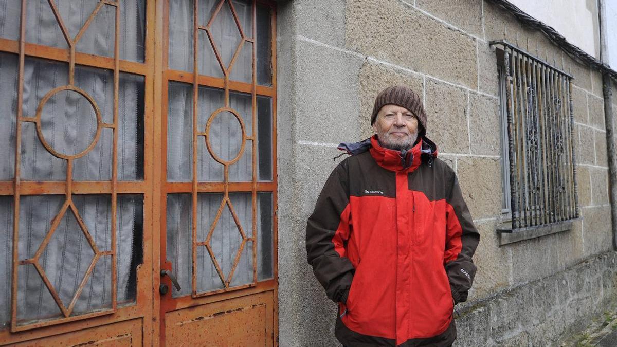 José Antonio del Valler, hermano de Teófilo del Valle Pérez, primera víctima de la Transición, junto a la casa de As Baratas, en Silleda en la que cree que vivió con su familia.