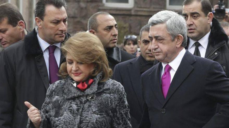 Sargsián toma posesión como presidente para un segundo mandato