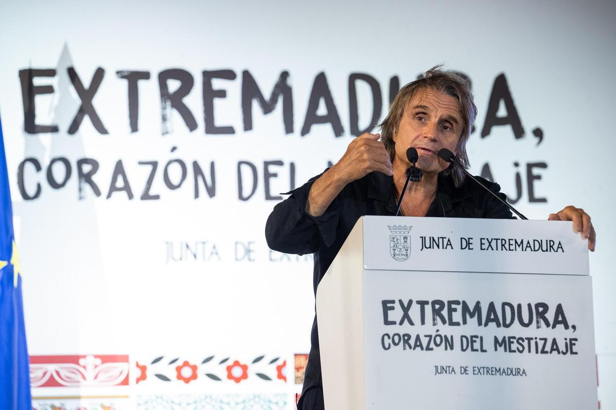 Fotogalería | Las imágenes del acto institucional en Medellín con María Guardiola y Nacho Cano