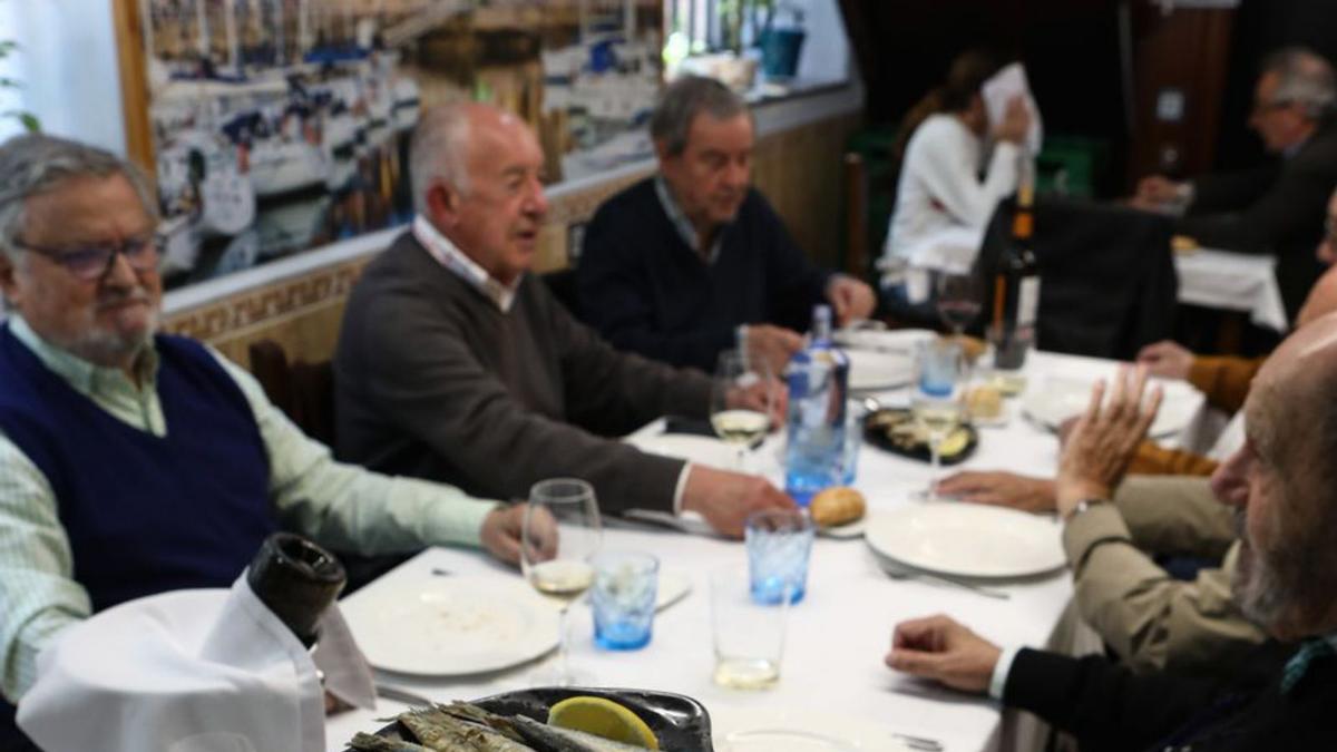 Comensales aguardando varios platos de bocarte, ayer, en un restaurante de la calle San Bernardo. | Juan Plaza