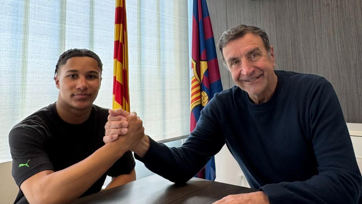 Ajay Tavares posa con el director del fútbol base José Ramon Alexanko