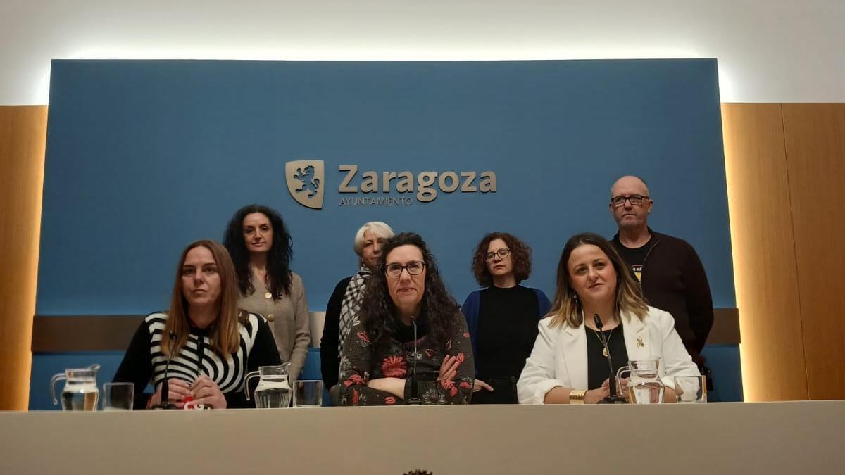 Los colectivos, encabezados por la portavoz de ZeC, en la sala de prensa del Ayuntamiento de Zaragoza.