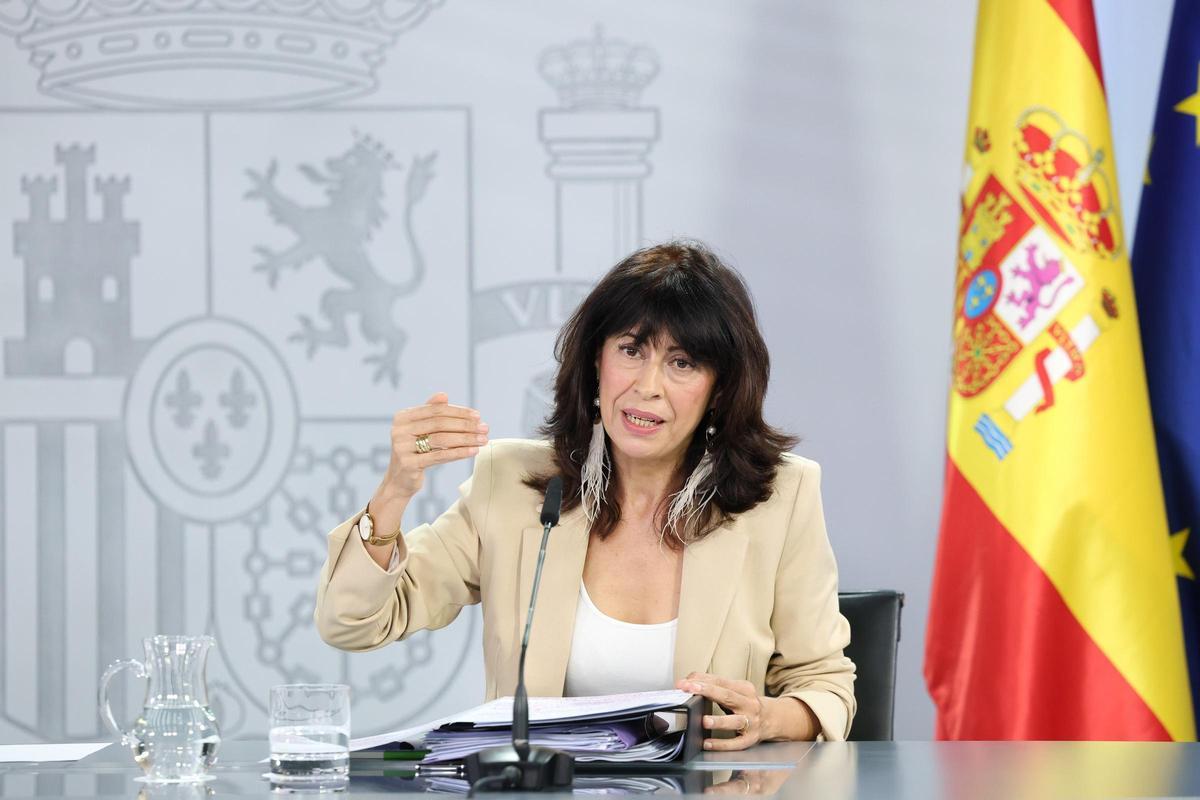 La ministra de Igualdad, Ana Redondo, durante una rueda de prensa posterior al Consejo de Ministros, en el Palacio de La Moncloa, a 30 de septiembre de 2025, en Madrid (España).