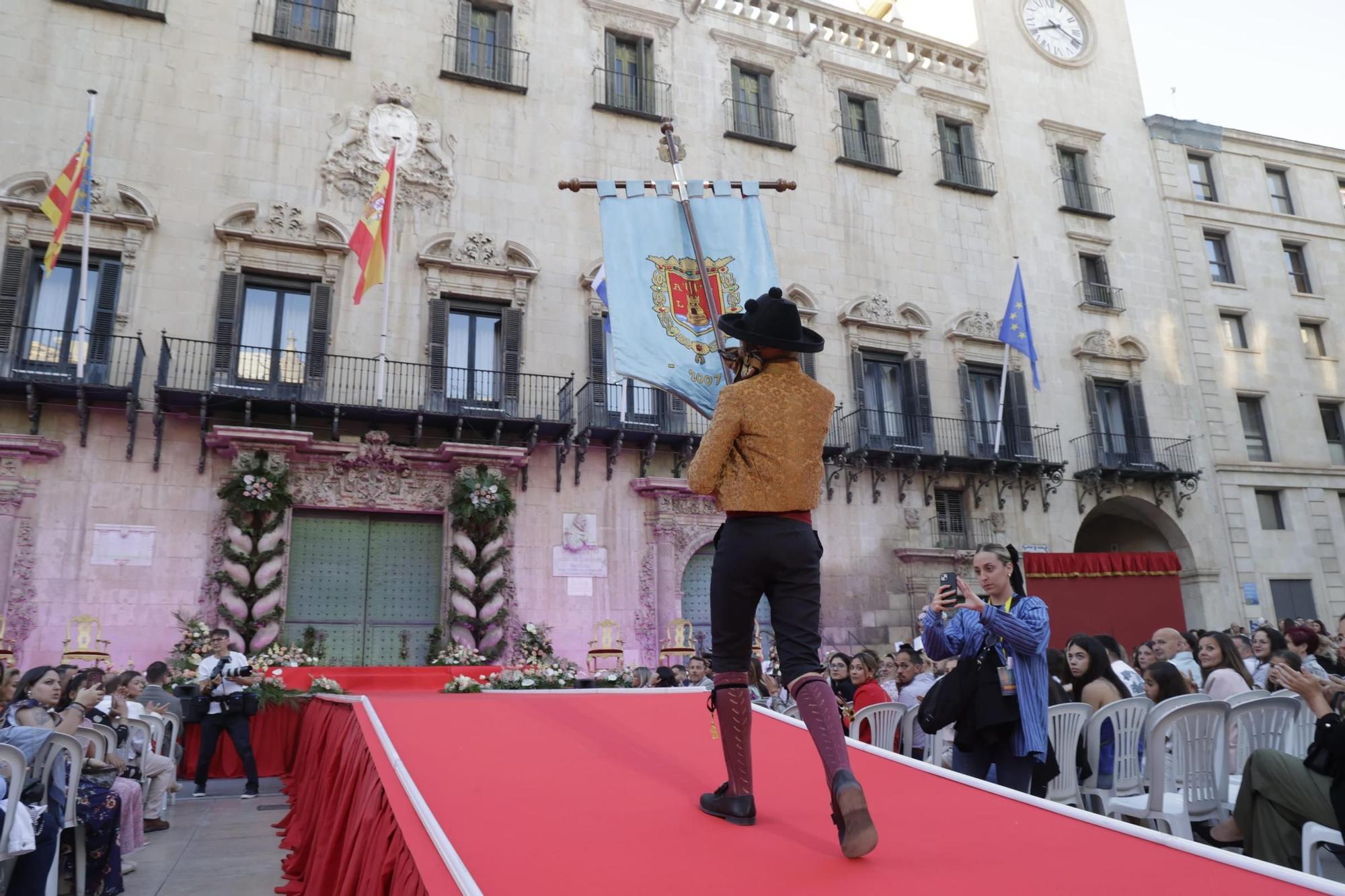 Las Hogueras de Alicante proclaman a su Bellea del Foc infantil 2025 y a sus damas