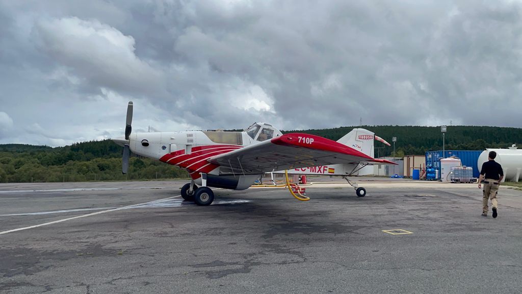 Así preparan los aviones de extinción en la base de Plysa en Doade