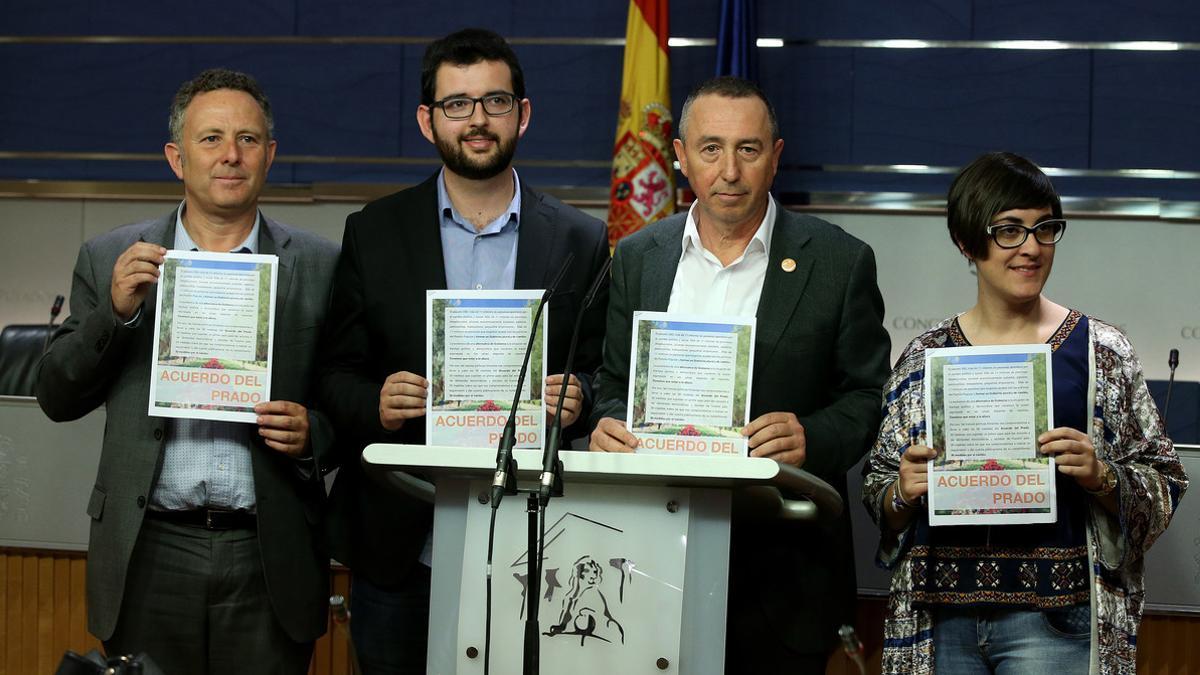 Los diputados de Compromís muestran el 'Acuerdo del Prado', su propuesta de pacto de izquierdas a PSOE, Podemos e IU.