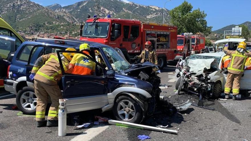 Brutal accident en un xoc frontal entre dos vehicles a la C-16 a Berga