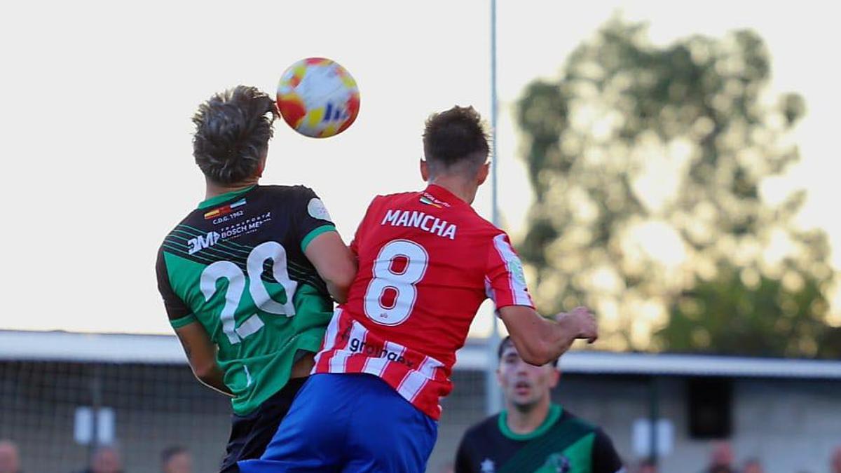 Asier y Mancha disputan un balón aéreo en el Gévora-Don Benito.