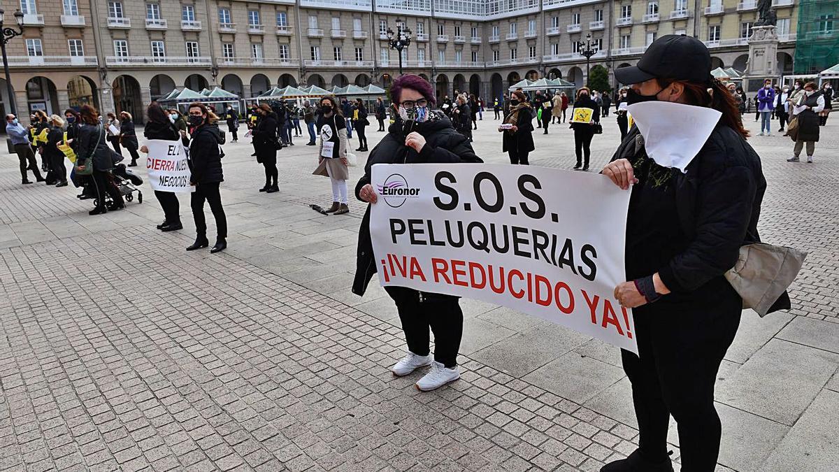 Peluquerías y salones de estética coruñeses se manifiestan en María Pita el pasado noviembre.   | // VÍCTOR ECHAVE