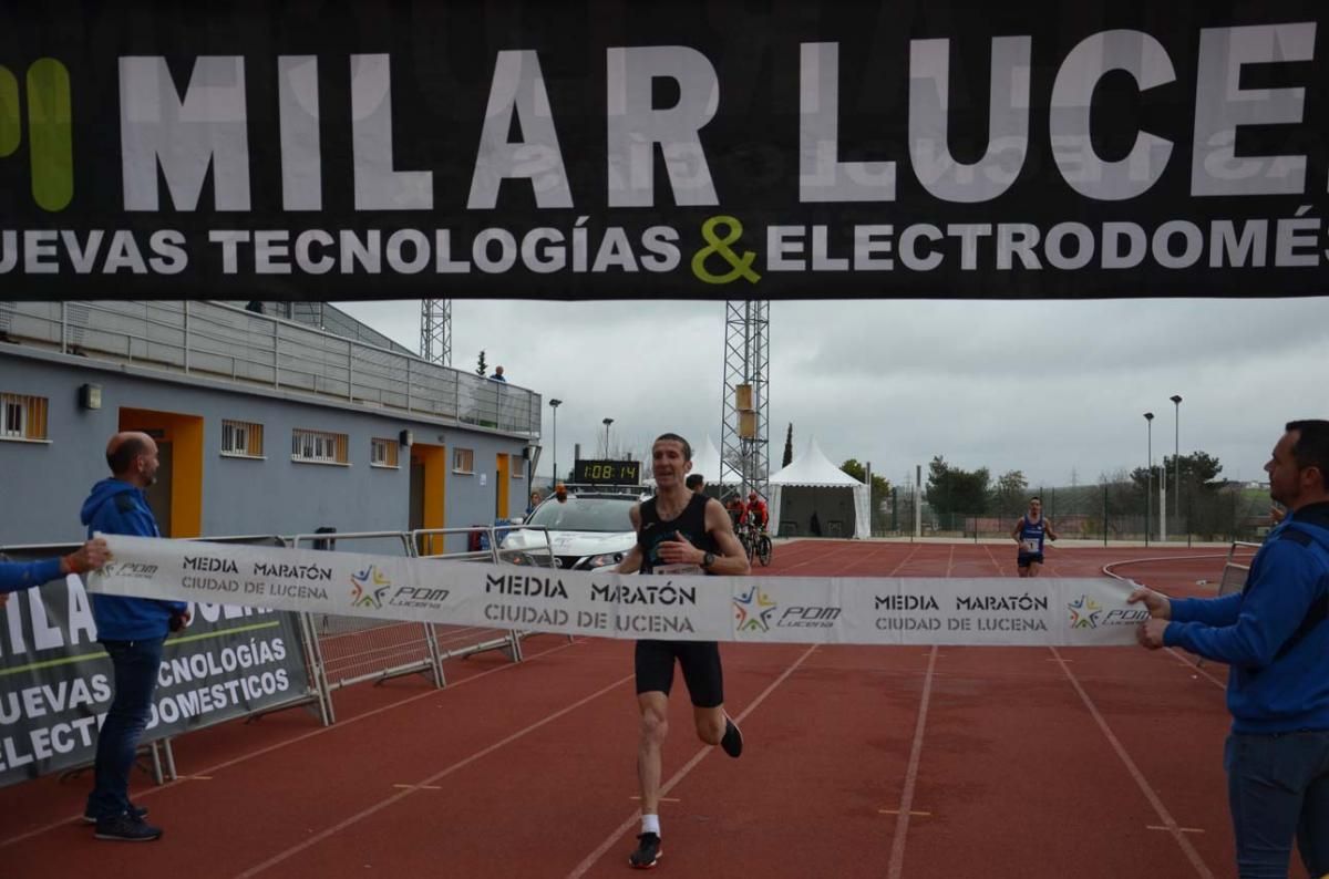 Javier Arcas y Fátima Ouhaddou vencen en la Media Maratón de Lucena