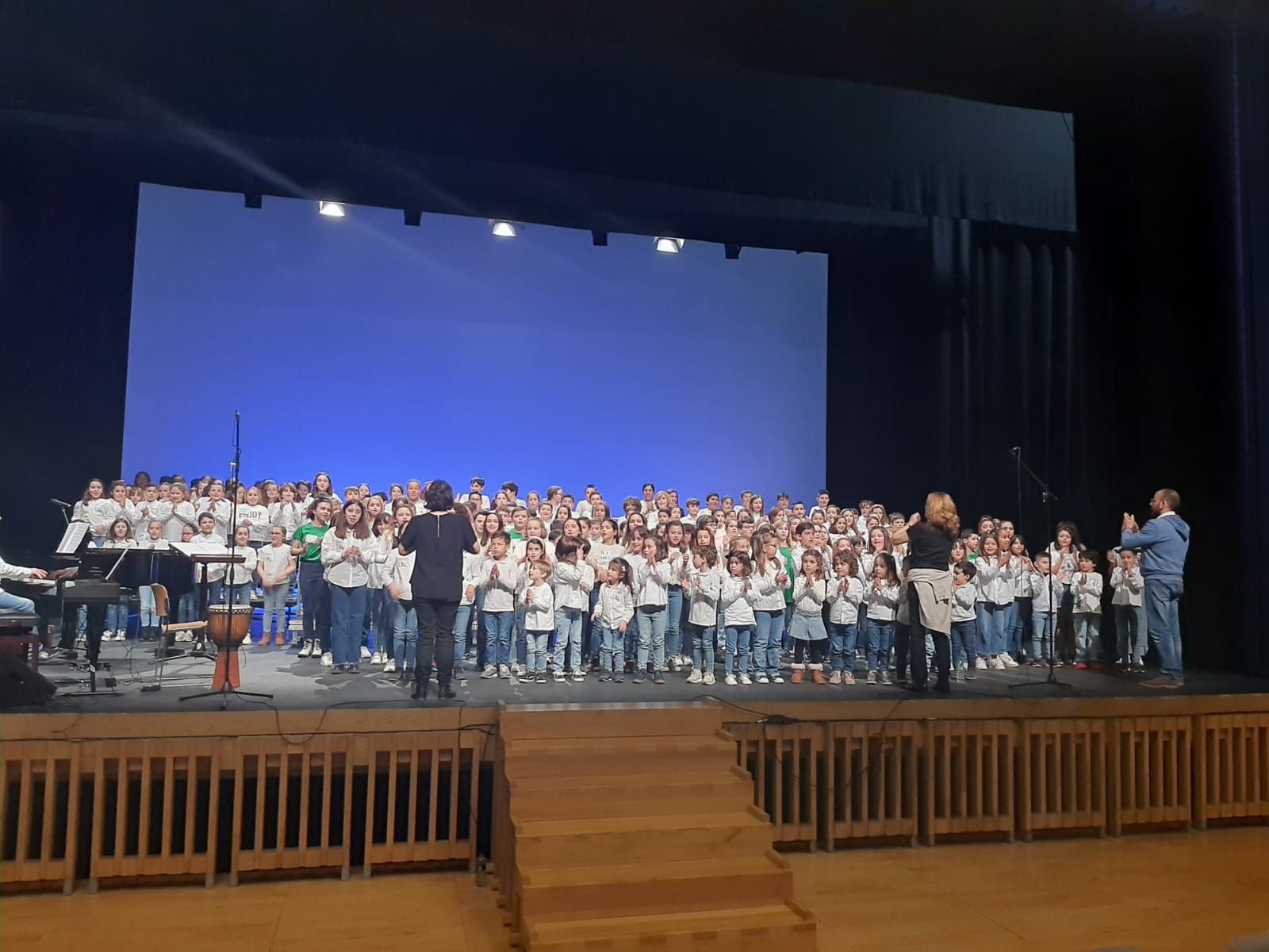 Los niños de Siero dan el "Do" de pecho: todas las fotos del primer concierto participativo escolar