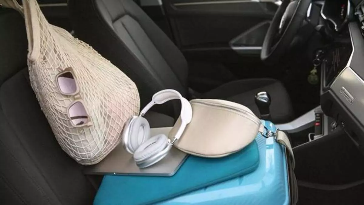 Los objetos que nunca deberías dejar a la vista dentro del coche