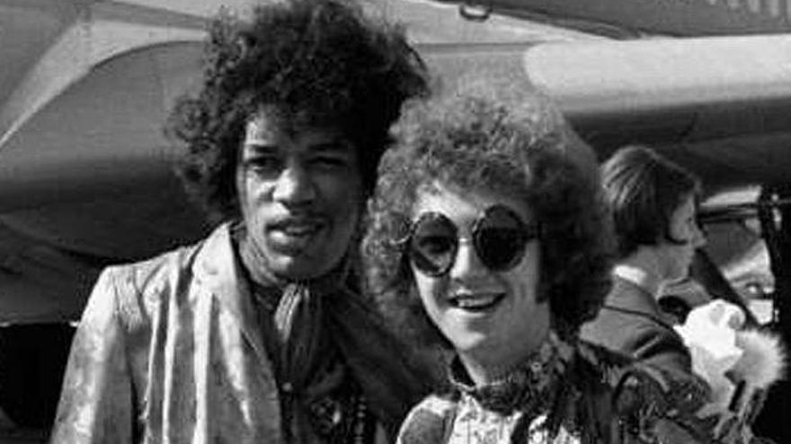 Jimi Hendrix y Mitch Mitchell en el aeropuerto de Heathrow (Londres) en 1967.