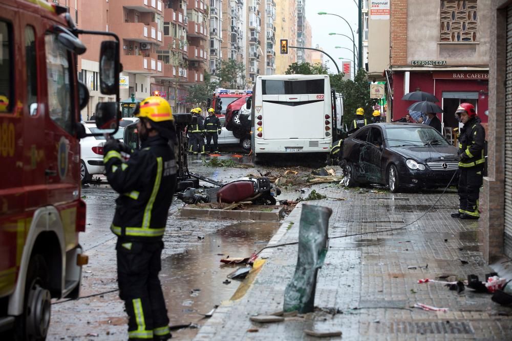 Un autobús arrolla varios coches en Málaga ...