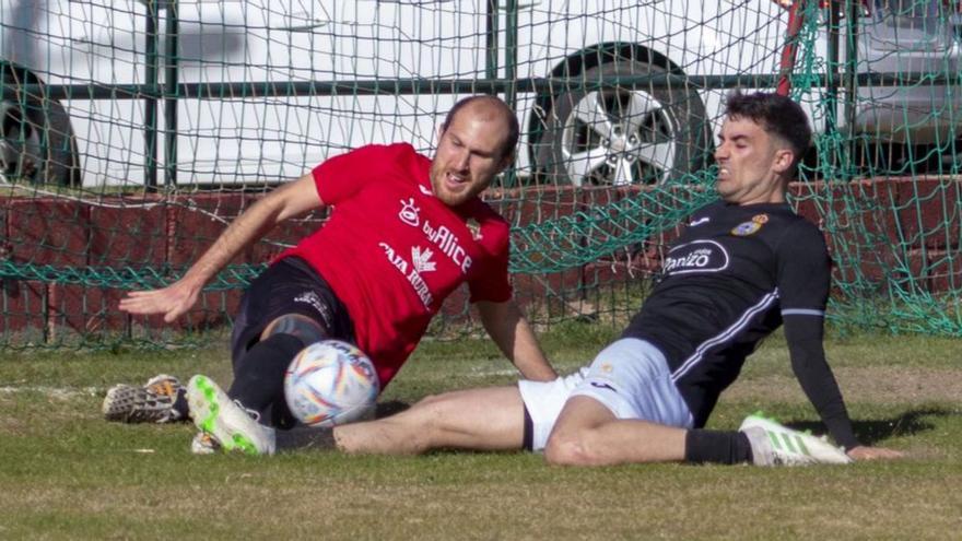 Un futbolista de cada equipo pugna por un balón. | Cedida