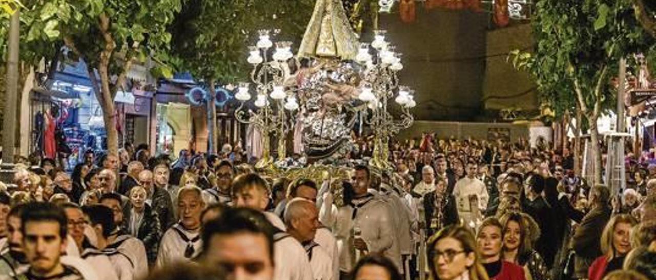 Un momento de la procesión en honor a la patrona de Benidorm del pasado año, que este tendrá que cambiar su recorrido.