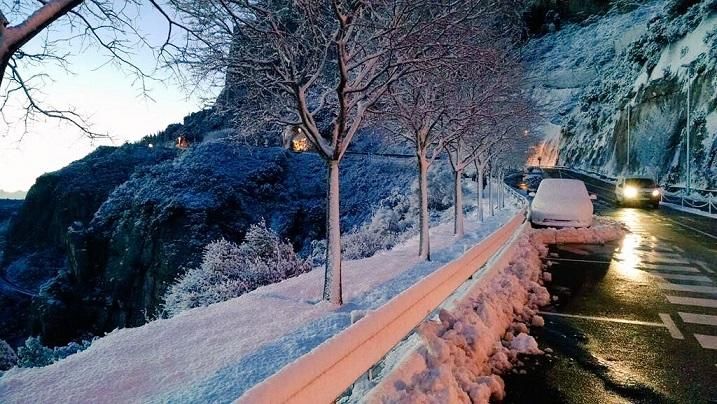 La neu a Montserrat deixa imatges de postal