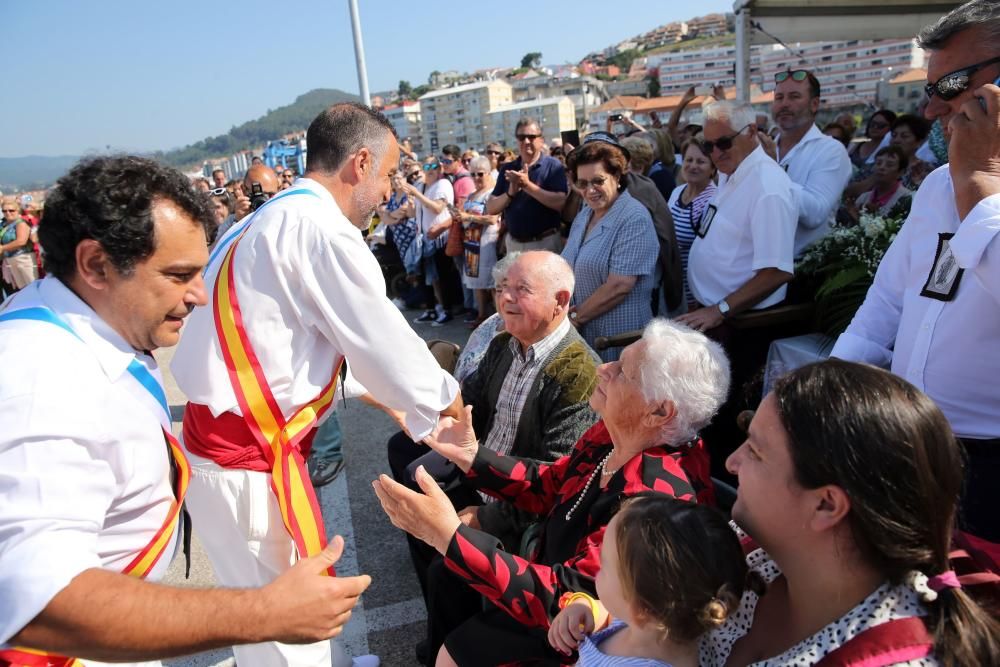 Baiona celebra las fiestas del Carmen a ritmo de espadas. // Marta G. Brea