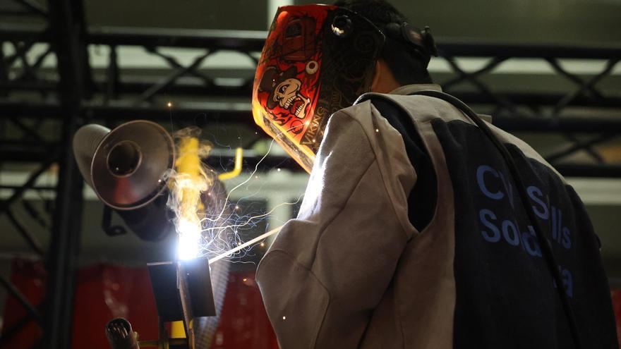 ¿Quieres trabajar? Hazte mecánico, chapista, soldador o carpintero