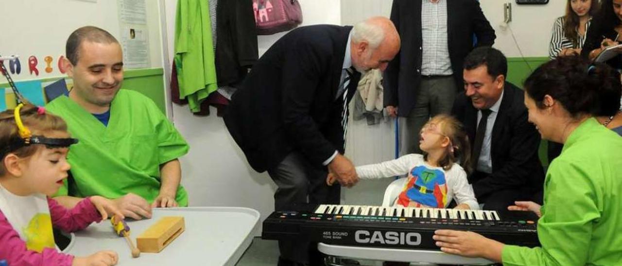 Tatiana ante su &quot;piano&quot;, durante la visita oficial a las instalaciones de Amencer-Aspace. // Gustavo Santos