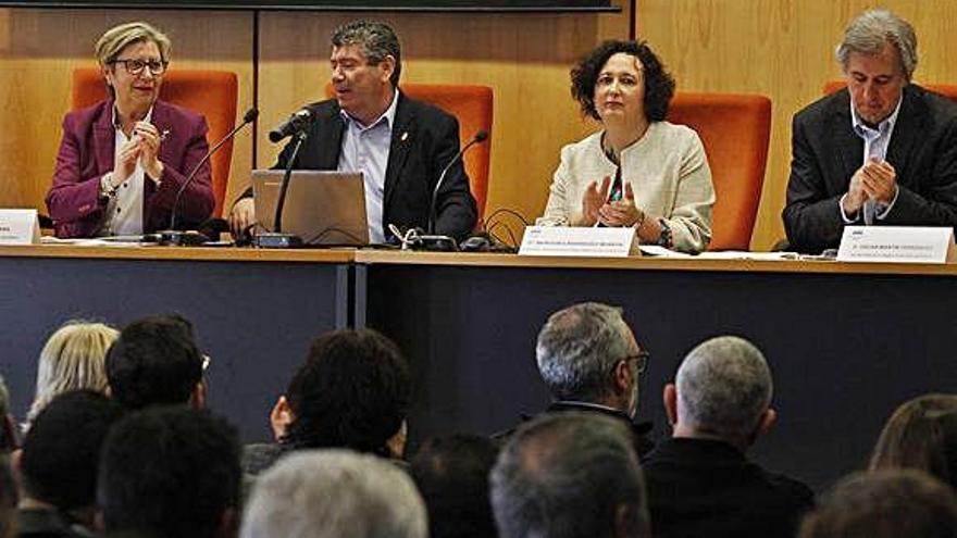 El sector y los representantes de Mar durante el Consello Galego de Pesca.