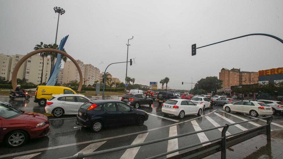 Jornada de lluvia, mangas marinas y atascos en Alicante