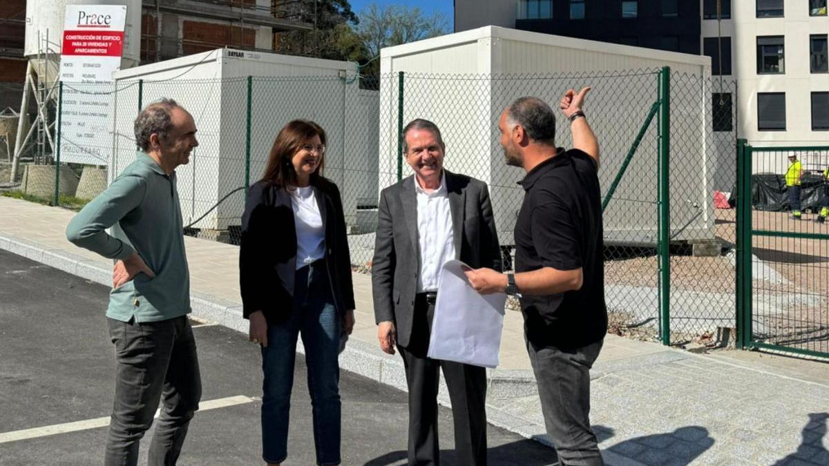El alcalde y la concejal de Urnanismo visitaron ayer la parcela de Esturáns con los arquitectos. |