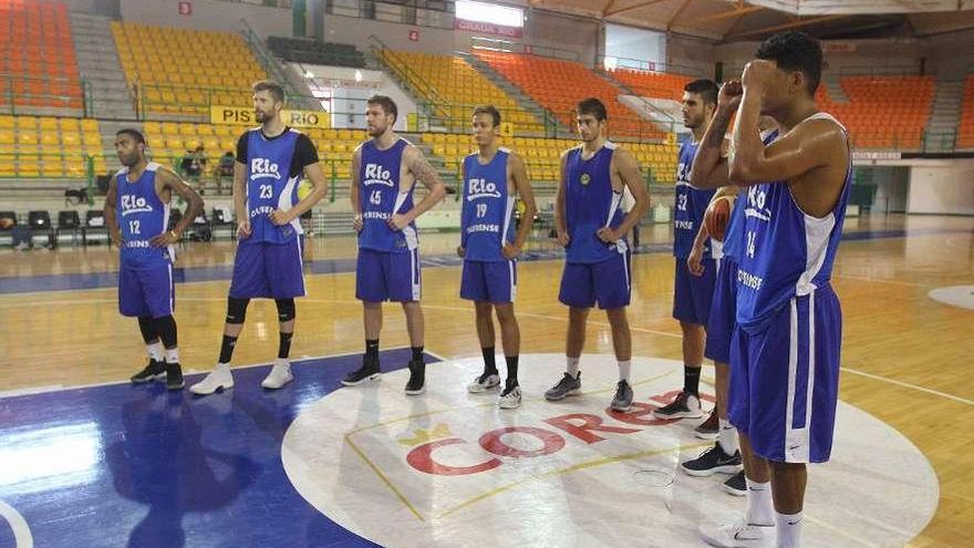 Un momento del entrenamiento de Club Ourense Baloncesto en el Pazo Paco Paz. // Iñaki Osorio