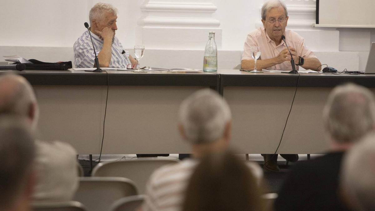 El cronista Agustí Ventura y el editor de Ulleye Antoni López presentan un libro sobre Violant d'Hongria en Xàtiva.