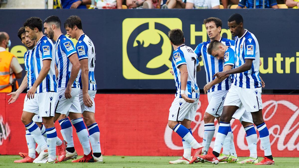 La Real Sociedad celebra el gol de Oyarzabal ante el Cádiz en LaLiga Santander.