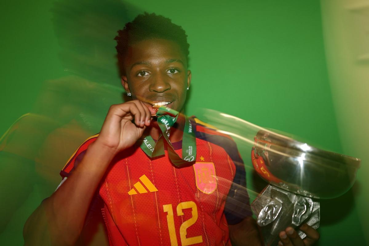 Buba Sangare, con la medalla y el trofeo de campeón de Europa