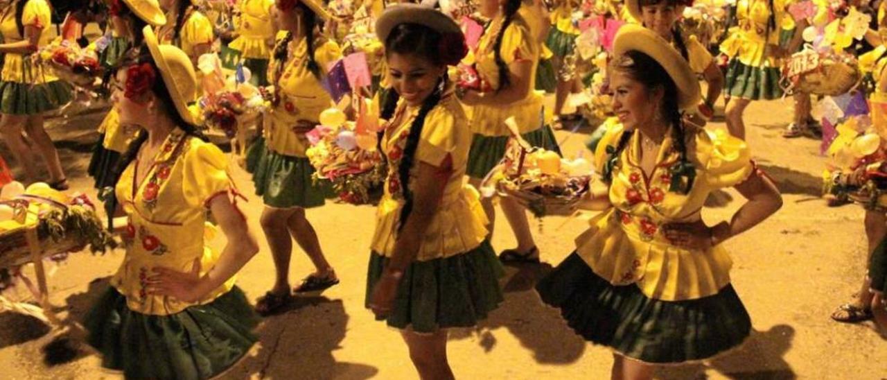 Un grupo de jóvenes, en un desfile de Comadres en Tarija.